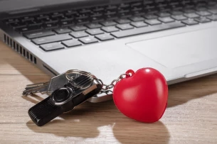 Μπρελόκ κατά του στρες LOVE - Κόκκινο