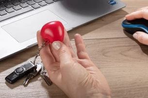 Μπρελόκ κατά του στρες LOVE - Κόκκινο